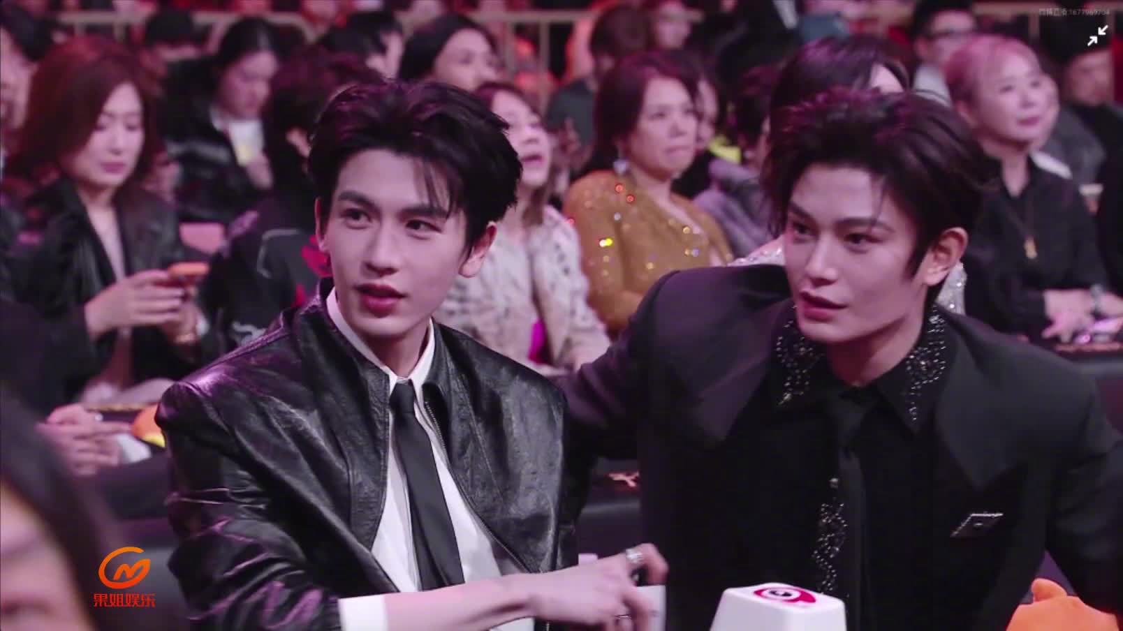 丁禹兮张凌赫同框头顶比蝴蝶结手势！ 这画面太美！