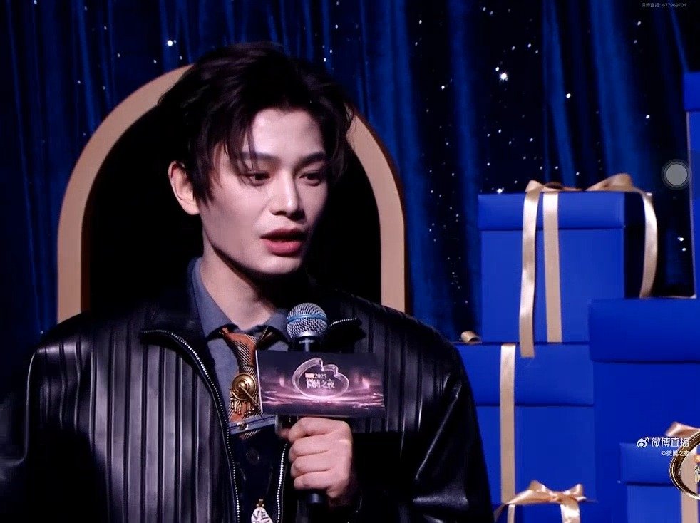 丁禹兮抽中佘诗曼礼物，自制糖葫芦亮相微博之夜