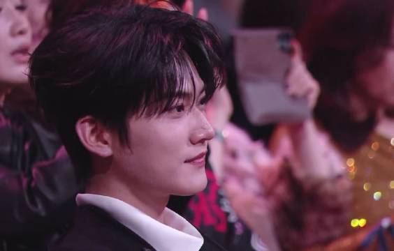 李雾微博之夜为姐姐竖拇指记录获奖时刻