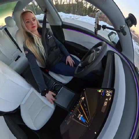 女车主亲历特斯拉FSD率先响应救护车警报主动让道