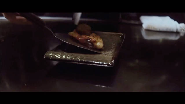 这服务员问喝点什么都要扎她怀里了