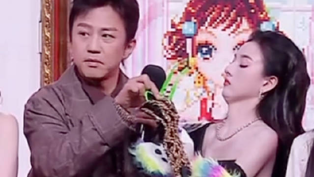 超哥还拿祖儿的墨镜我真不行了