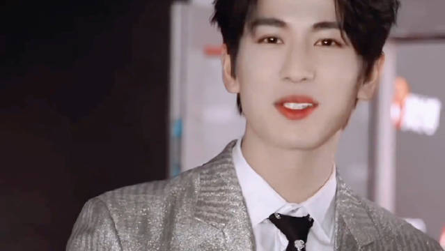 微博之夜明星互送礼物名场面，张凌赫孙阳宋轶文咏珊黄景瑜陈楚生等交换心意