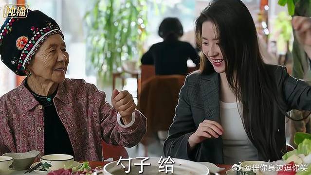 阿奶一抬手，红豆瞬间吓得一激灵，简直太逗了