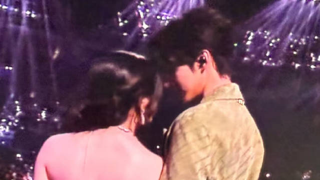 陈妍希周柯宇被拍亲密互动，灯暗时举止引关注