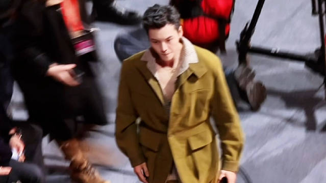 好深的V 陈伟霆参加内场造型，V领绿色西装