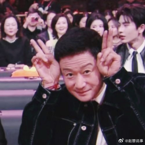 网友们为什么觉得吴京涂唇膏的举动很可爱？