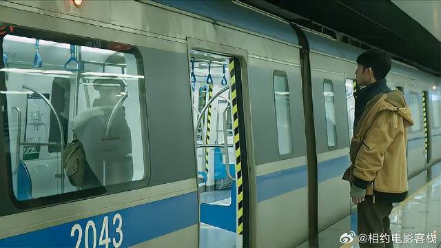 两人终究还是分开，小伙跑去地铁站，看了最后一眼！