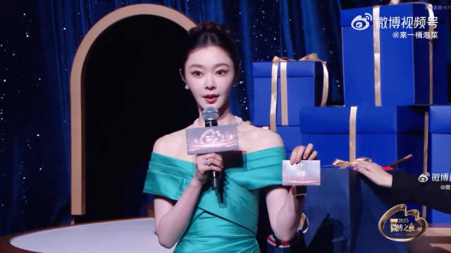 宋轶抽到了白鹿送的音响和宝剑刮刮乐，宋轶“祝她新剧大爆”