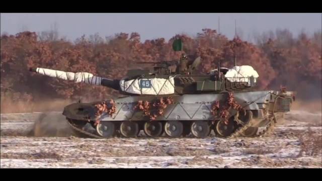 日本三菱90式主战坦克列装30年，配备120mm滑膛炮与自动装弹机