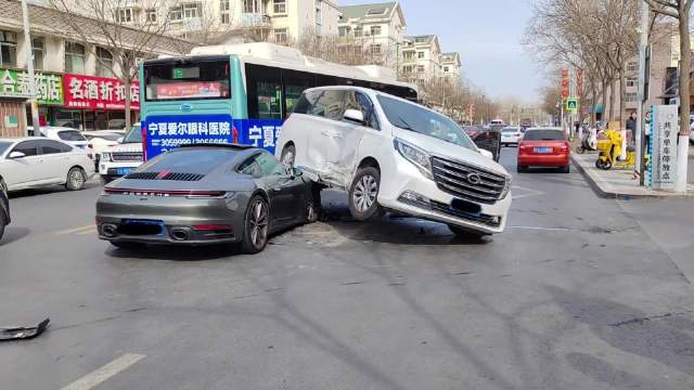 保时捷撞上传祺，气囊全爆，差点铲翻，还好人都没事，谁的责任？