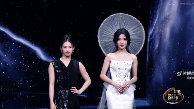 2025微博之夜 陈芋汐、卢昱晓亮相红毯
