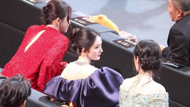 微博之夜杨幂社交忙，与王传君童谣倪妮宋祖儿杨紫辛芷蕾热聊