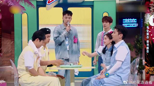 毛晓彤泼水速度惊人，秦霄贤都没机会格挡，太惨了！