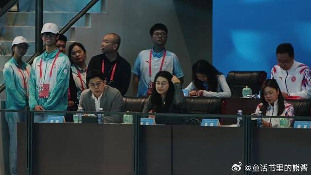 霍启刚郭晶晶夫妇动作都很同步