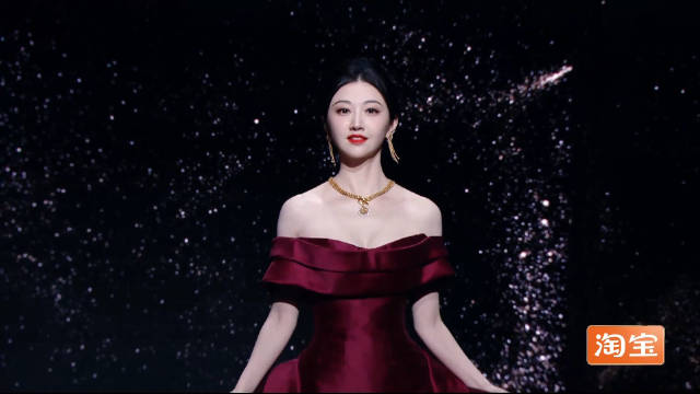 2025微博之夜 景甜亮相红毯