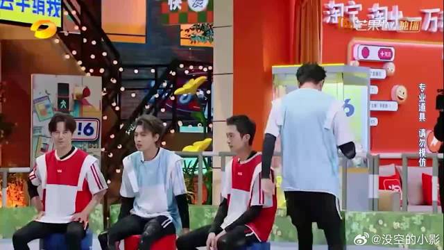 俞灏明玩游戏还有战术，骗了对方队友，太搞笑了