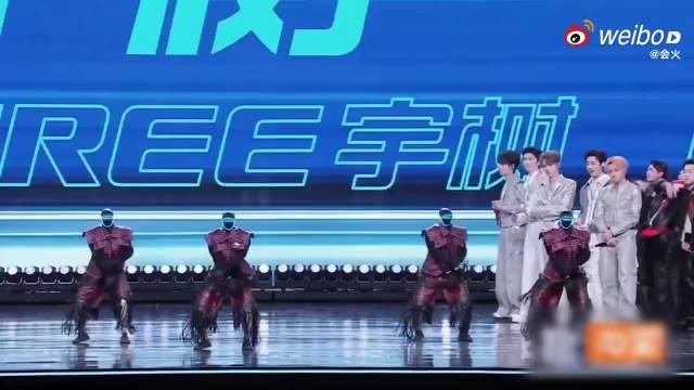台上机器人热舞镜头切到黄渤、王嘉尔、陈伟霆、白敬亭……科技发展太快了