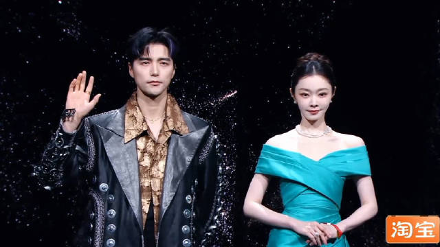 阿云嘎宋轶同框亮相微博之夜红毯