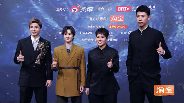 2025微博之夜 石宇奇、陈雨菲、黄东萍、冯彦哲 亮相红毯