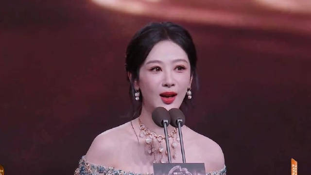 杨紫获微博年度口碑演员，代领奖并致谢观众