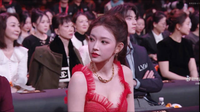 程潇红裙亮相微博之夜，身材引热议