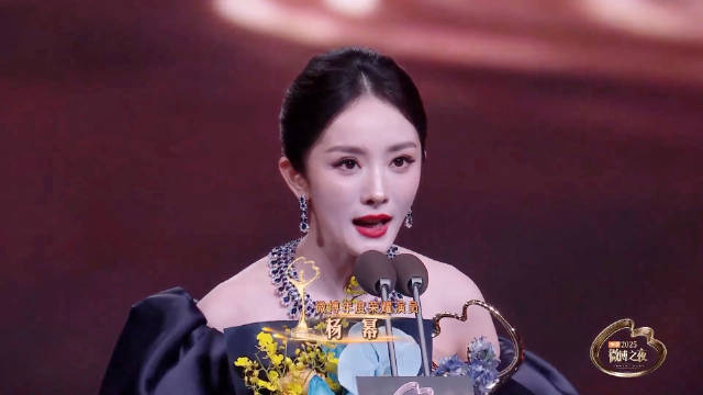 杨幂回应获年度荣耀演员，也给大家送上了新年祝福