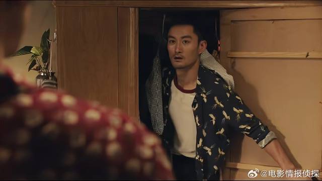 我应该在车底，正太背地里说六一坏话，却他撞个正着