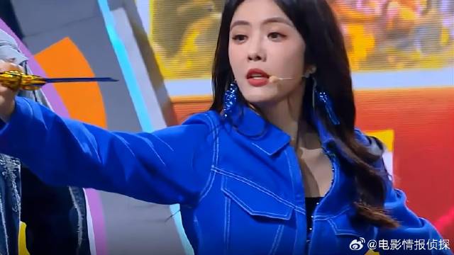 彭冠英拔出一个鸡毛剑，引得何炅等人大笑！