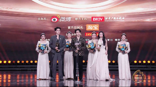 2025微博之夜 敖瑞鹏、曾舜晞、张天爱、周雨彤获得微博年度魅力演员荣誉