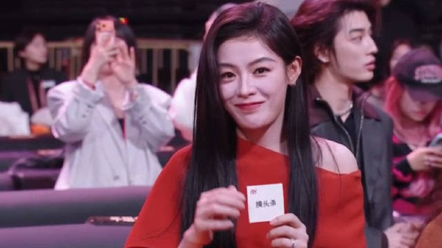 陈丽君微博之夜台下镜头 被姐姐摸头了！ 陈丽君周雨彤鬼脸拍