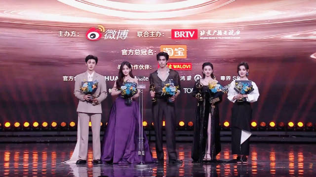 宋威龙99 @宋祖儿lareina @章若楠 斩获微博年度飞跃演员！祝贺