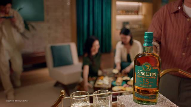 佘诗曼微博之夜红毯造型优雅亮相，尽显苏格登代言人风采