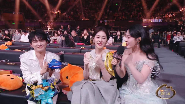 张碧晨 周深 咬手鲨鱼饭撒互动环节