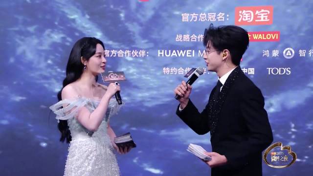 李莎旻子齐思钧搭档主持微博之夜红毯