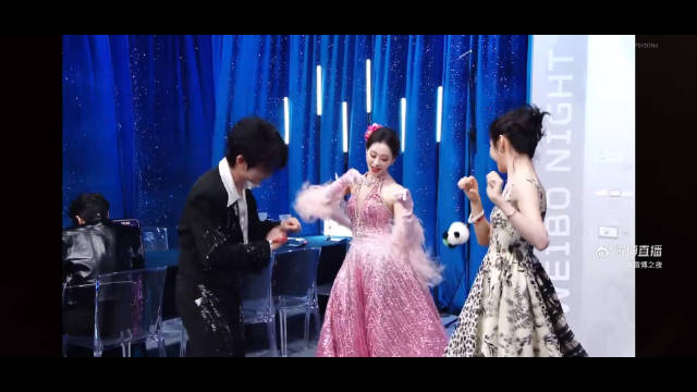 祝绪丹Bambi 跳起了依赖摇，好可爱的三个人