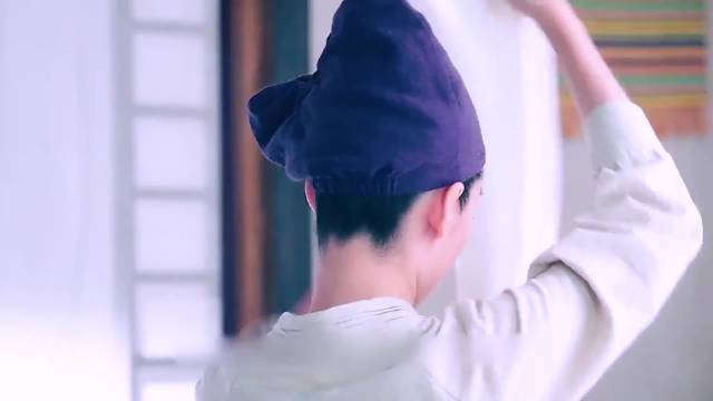 女扮男装的女人在房间换衣服，没想到男人却突然闯进来