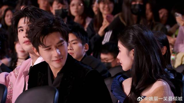 王安宇刘浩存同框，俩人台下窃窃私语，眼神甜到拉丝