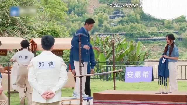 Angelababy蹦床跳高落地稳，茭白未倒惊呆全场