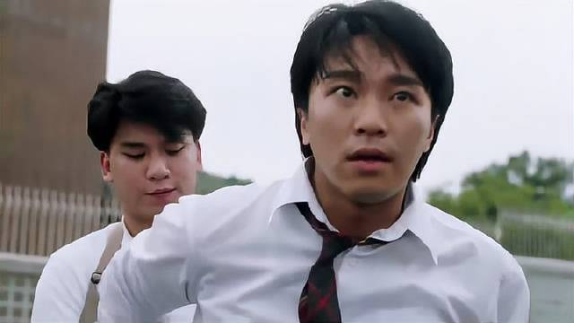 美女老师想说出星爷身份，为了不暴露，星爷竟吻了上去