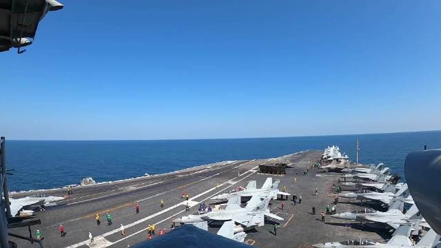 美国中央司令部分享了“林肯”号航空母舰在附近航行的最新画面