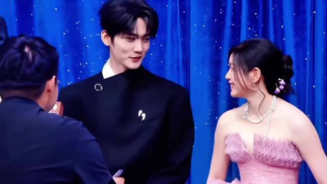 陈妍希周柯宇微博之夜牵手引热议