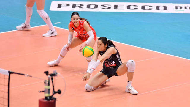 攻防兼备！女排欧冠朱婷上演最疯狂一幕，最不可思议一球诞生了