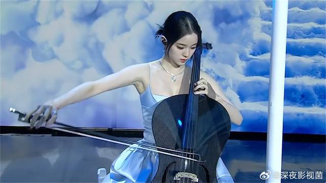 欧阳娜娜大提琴伴奏，容祖儿周笔畅合唱《飞云之下》！