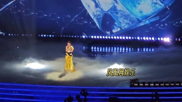 带着《他不懂》出场啦！现场还是一如既往的稳 微博之夜