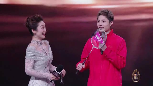 中国羽毛球队获奖，石宇奇陈雨菲黄东萍冯彦哲与主持人互动