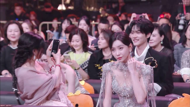 陈妍希为周柯宇拍照引网友回忆岑矜李雾