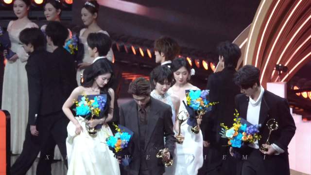 登陆少年弟弟们领奖后跟时代少年团打了照顾