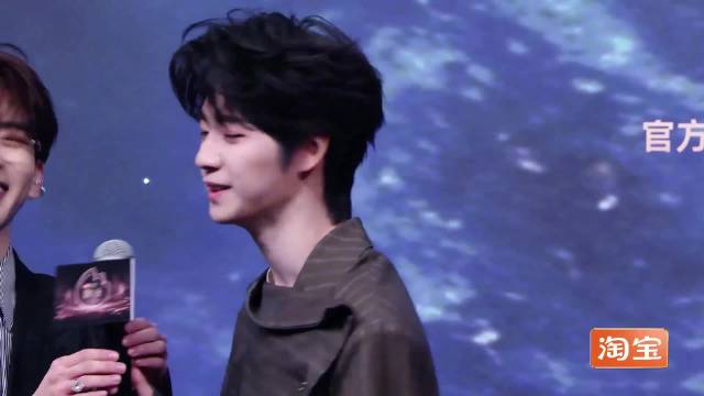 微博之夜红毯费启鸣合诗雨黄誉博陆柯燃同框