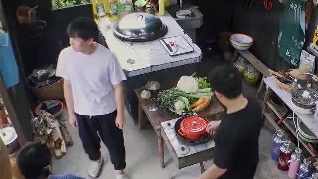 黄磊对黄渤太好了，早餐直接吃大肘子！